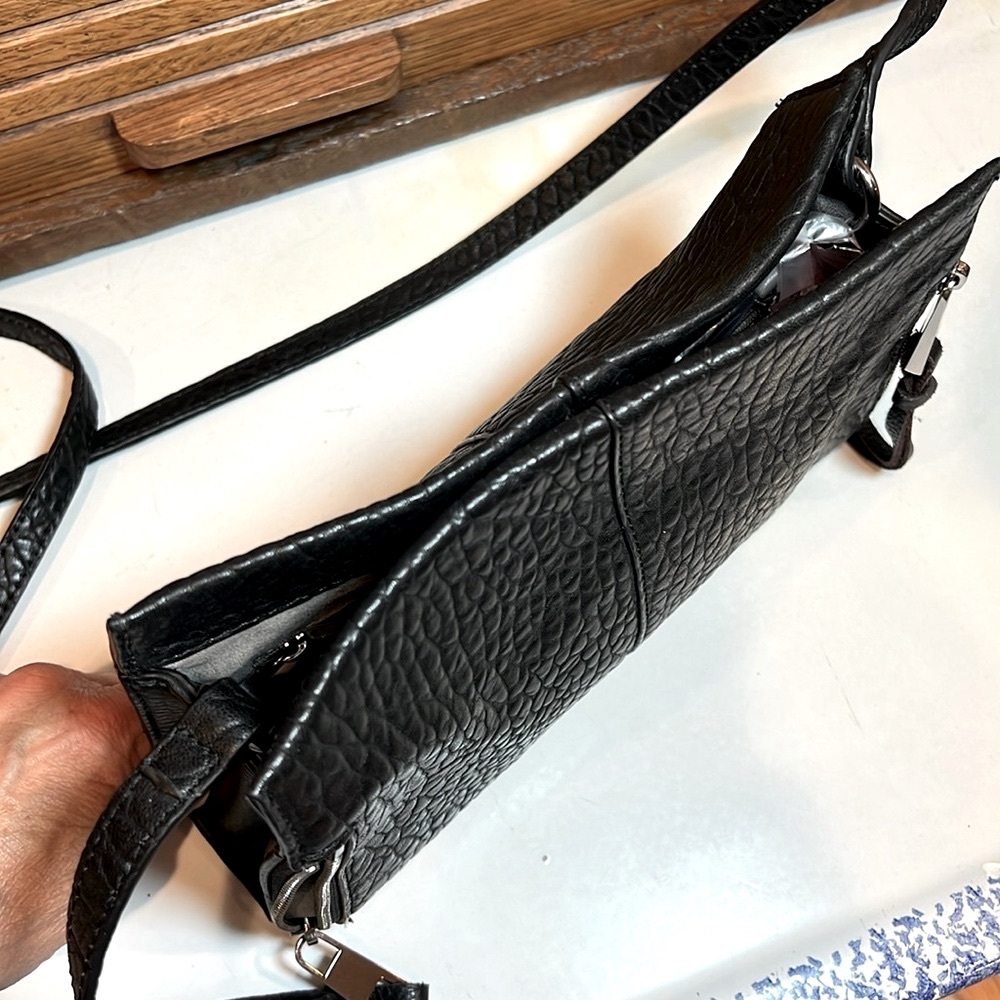 Vince Camuto black pebble leather lambskin crossbody / shoulder bag - Picture 11 of 17